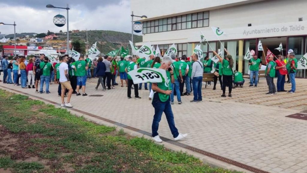 NUEVA PROTESTA CONTRA EL GOBIERNO DE TELDE A LAS PUERTAS DEL AYUNTAMIENTO