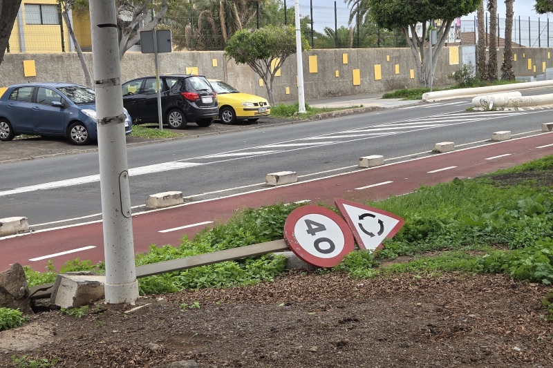 TELDE TIENE MÁS DE UN CENTENAR DE SEÑALES DE TRÁFICO TIRADAS EN EL SUELO