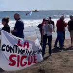 A PESAR DE LAS EVIDENCIAS CIENTÍFICAS Y LAS SANCIONES ANUNCIADAS AL AYUNTAMIENTO POR LA CONTAMINACIÓN DE LAS PLAYAS DE TELDE DESDE EL EMISARIO DE SILVA, CINCUENTA ENGAÑADOS SE MOVILIZAN EN SALINETAS