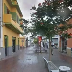 UNA MUJER EN ESTADO CRÍTICO TRAS CAERLE ENCIMA PARTE DE UNA CORNISA EN TELDE