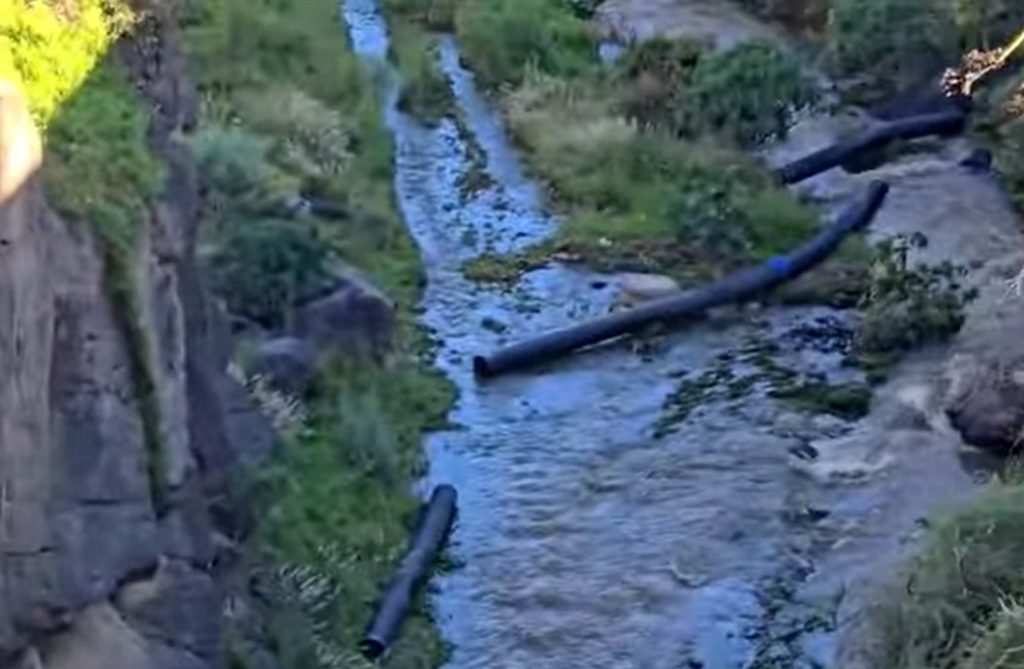 LAS LLUVIAS DAÑAN UNA TUBERÍA DE AGUAS RESIDUALES EN EL BARRANCO DE TELDE Y AGRAVAN EL RIESGO DE CONTAMINACIÓN