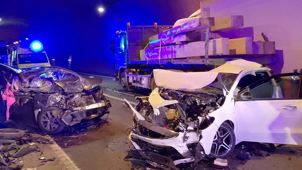 APARATOSO ACCIDENTE EN LAS HUESAS: DOS CONDUCTORES LIBERADOS TRAS UNA COLISIÓN FRONTAL