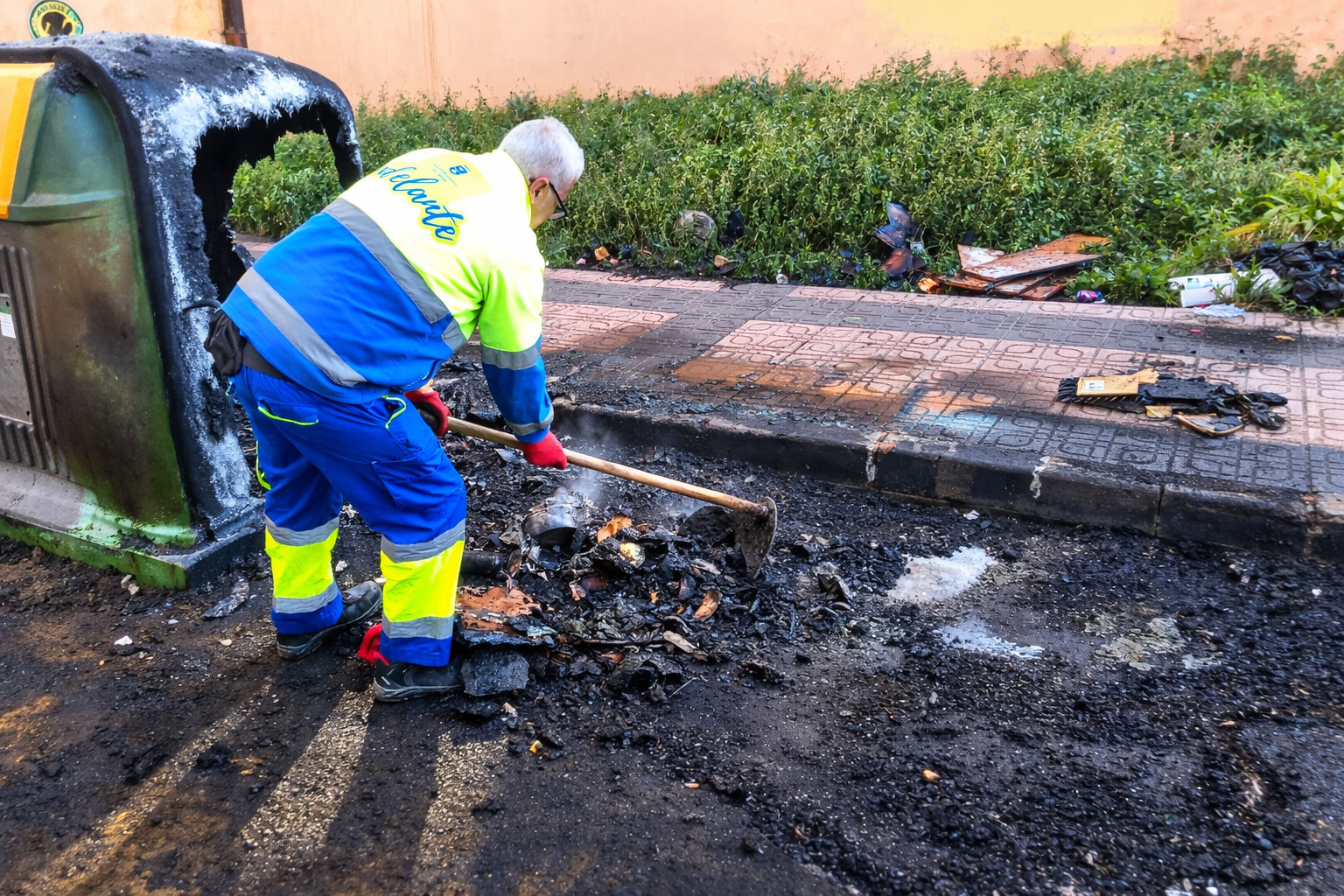 TELDE VUELVE A PAGAR EL PRECIO DEL VANDALISMO: OTRO INCENDIO DE CONTENEDORES DEJA 3.900 EUROS EN DAÑOS