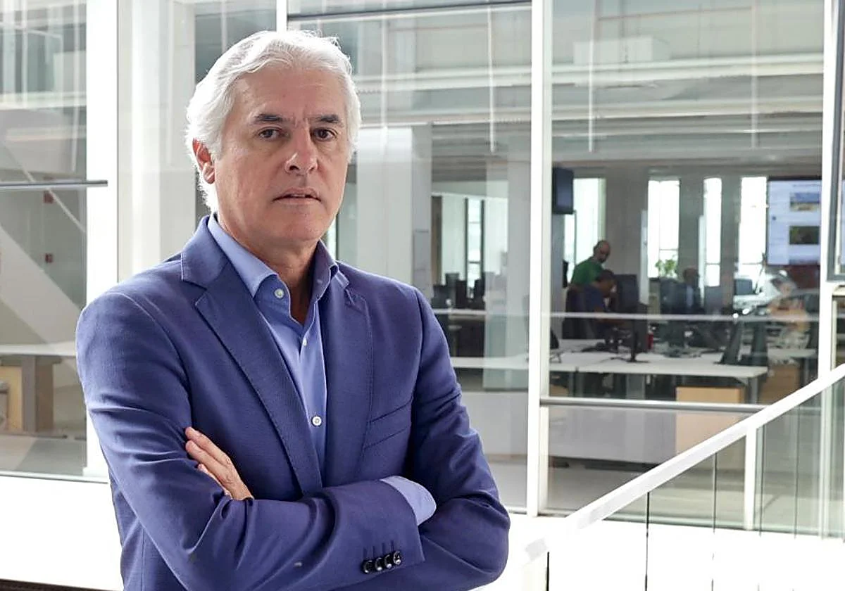 EL PP DE GRAN CANARIA BUSCA LÍDER… Y APARECE EL DEDO: CARLOS SÁNCHEZ, ENTRE VOX, LA GESTORA Y LA POLÍTICA DE FAMILIA