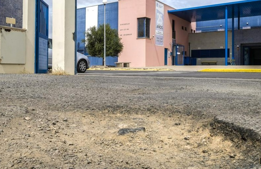 UN PADRE AGOBIADO POR DESTROZAR SU COCHE EN EL ACCESO A LA ESCUELA DE IDIOMAS DE TELDE: «AUGUSTO HIDALGO, POR FAVOR, ARREGLA ESTO»