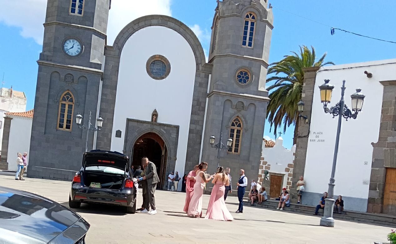 UN CARADURA APARCA EN LA MISMA PLAZA DE SAN JUAN CON EL COCHE NUPCIAL PARA UNA BODA ANTE LA PASIVIDAD DE LA POLICÍA LOCAL DE TELDE