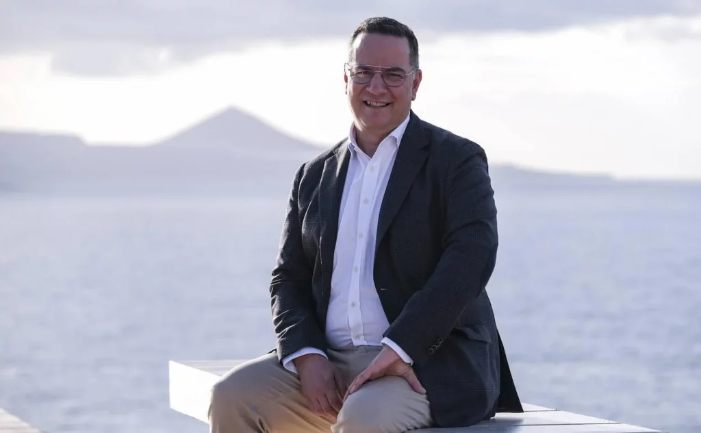 LA CONSEJERÍA DEL PARAGÜAS TARDÍO: CUANDO POLI SUÁREZ CIERRA CON SOL Y ABRE CON DILUVIO