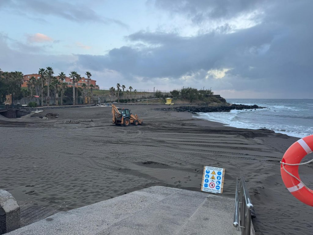 DEMARCACIÓN DE COSTAS IMPULSA EL TRASVASE DE ARENA DESDE PLAYA DEL HOMBRE A HOYA DEL POZO
